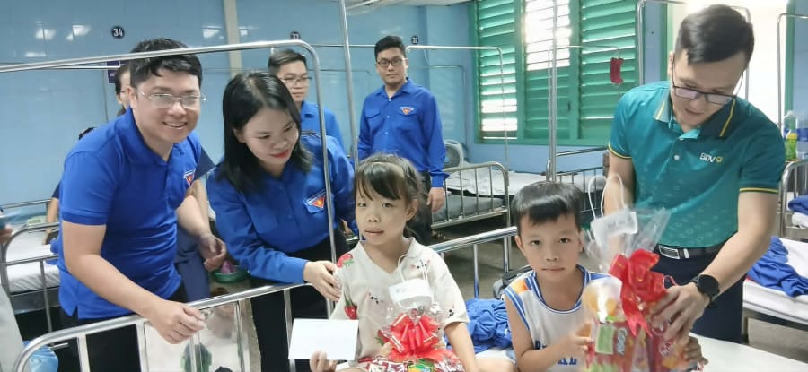 Ảnh: H.Đ Thăm và tặng quà cho các bệnh nhi tại dường bệnh.