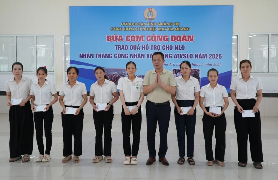 Xí nghiệp May Hà Quảng tổ chức chương trình “Bữa cơm Công đoàn” và trao tặng những phần quà hỗ trợ cho công nhân, lao động có hoàn cảnh đặc biệt khó khăn - Ảnh: H.C
