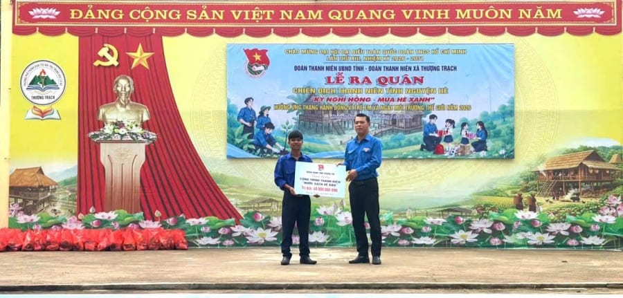 Trao bảng tượng trưng công trình