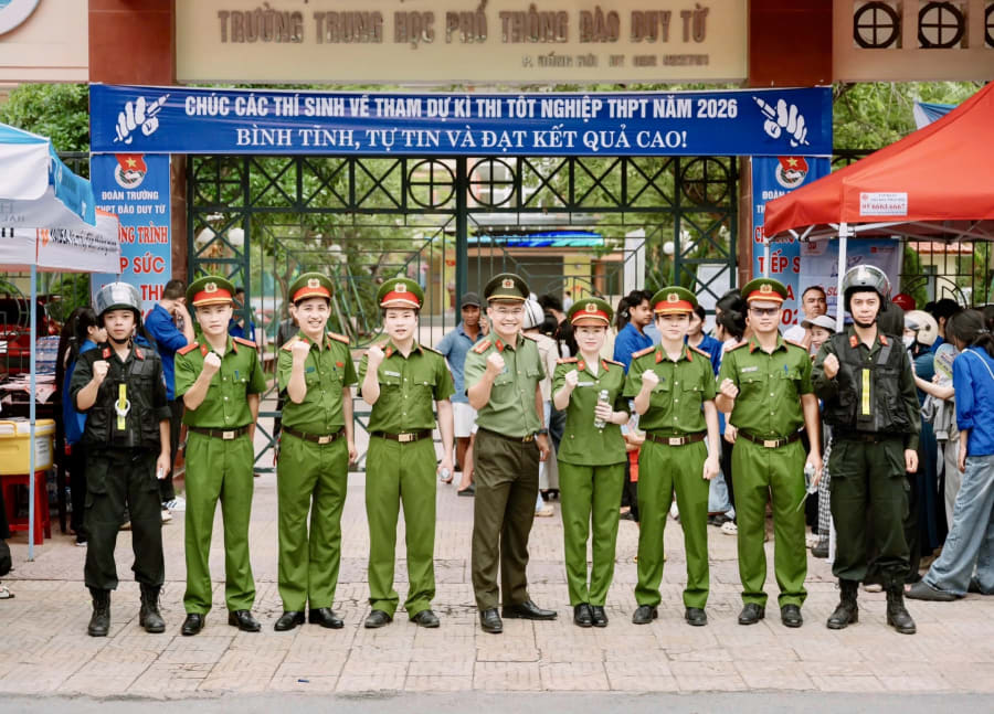 Đoàn viên, thanh niên Công an tỉnh ra quân hỗ trợ thí sinh tại điểm thi Trường THPT Đào Duy Từ-Ảnh: T.A

