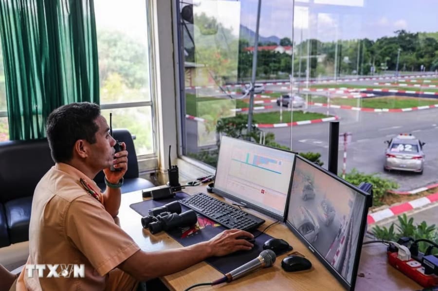 Giám thị giám sát thi sát hạch từ đài quan sát tại Trung tâm Đào tạo và Sát hạch lái xe (xã Lương Sơn, tỉnh Phú Thọ). (Ảnh: Quốc Lũy/TTXVN)