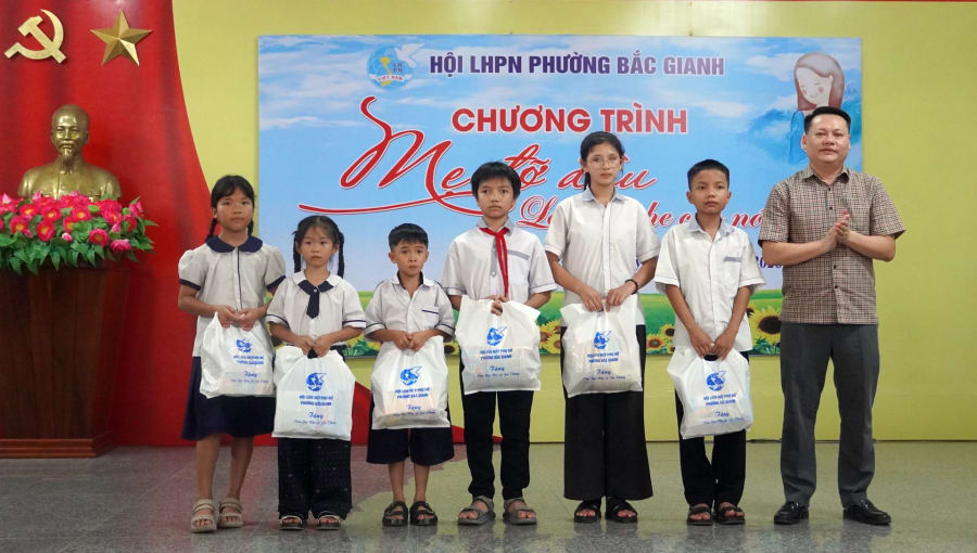 Lãnh đạo phường Bắc Gianh trao quà cho trẻ em - Ảnh: N.M