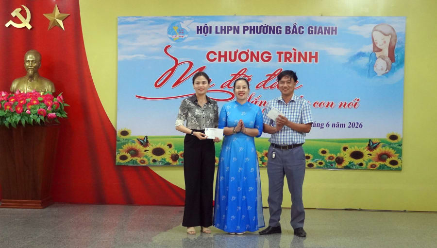 Các tổ chức, cá nhân hảo tâm trao kinh phí hỗ trợ chương trình “Mẹ đỡ đầu” - Ảnh: N.M