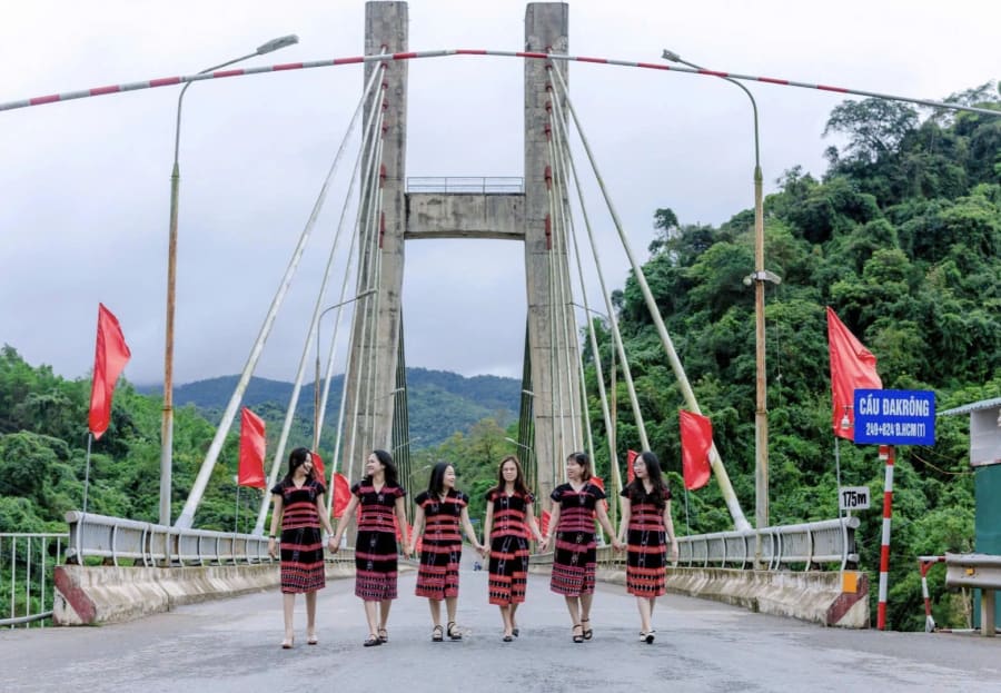 Cầu treo Đakrông, điểm đến thu hút đông đảo du khách tham quan. Ảnh: K.S