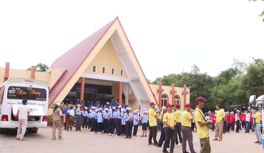 Đông đảo du khách đến tham quan địa đạo Vịnh Mốc - Ảnh: L.T