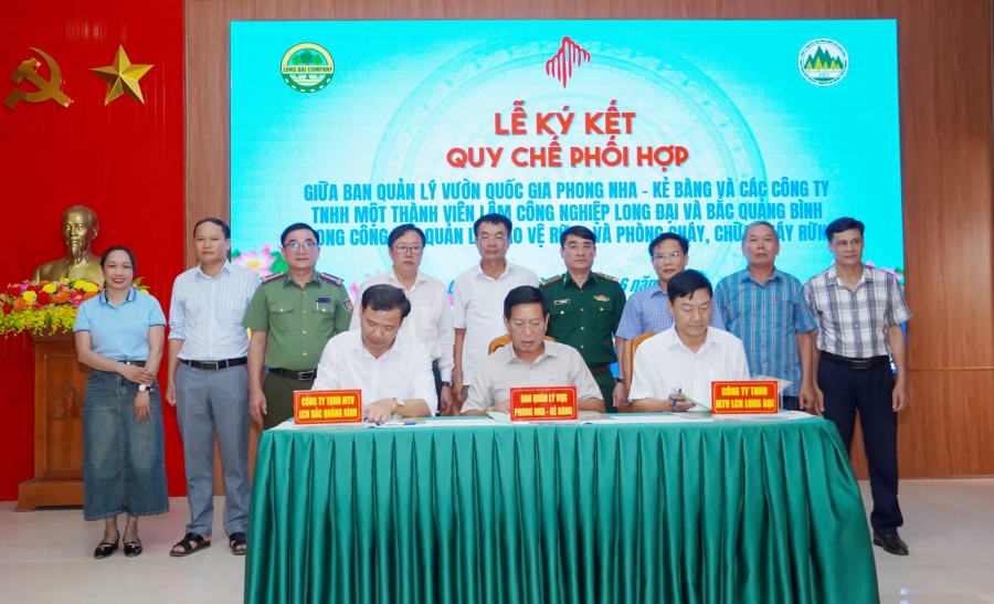 Ban Quản lý VQG PN-KB ký kết quy chế phối hợp với các Công ty - Ảnh: N.H