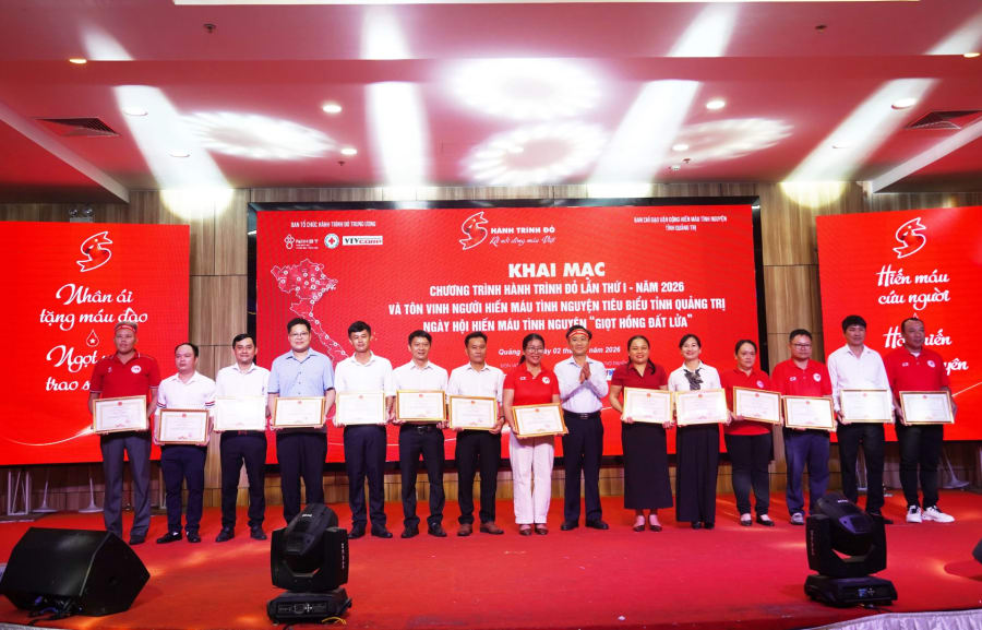 Các cá nhân được nhận kỷ niệm chương “Vì sự nghiệp nhân đạo” của Trung ương Hội Chữ thập đỏ Việt Nam cho - Ảnh: Nh. V