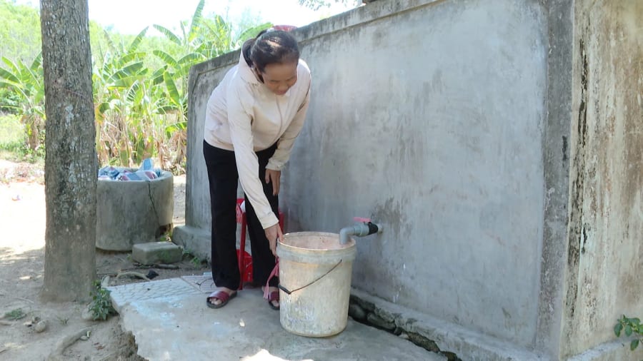 Bà Phan Thị Bảy phải mua nước tích trữ trong các bể chứa để sử dụng-Ảnh: T.T