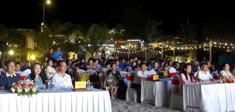 Các đại biểu tham dự lễ khai mạc chương trình “Đồng Hới-Điểm hẹn mùa hè” năm 2026 - Ảnh: H.Tr