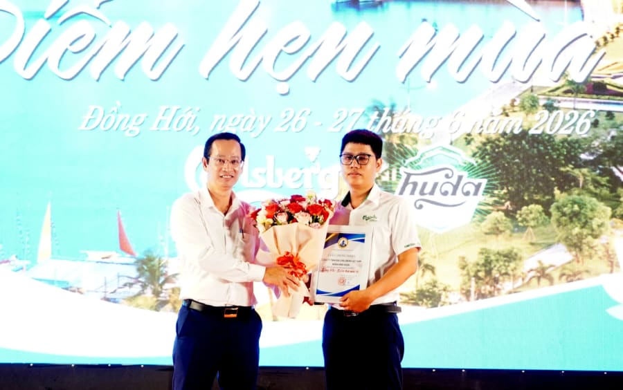 Đại diện lãnh đạo phường Đồng Hới tặng giấy chứng nhận và tặng hoa cho nhà tài trợ - Ảnh: H.Tr.