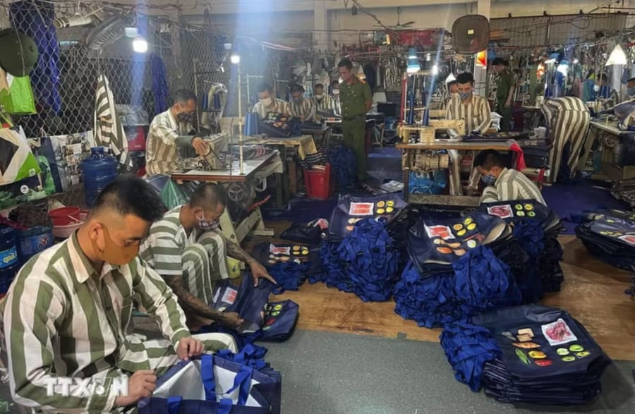 Cán bộ ngân hàng và lực lượng công an đến thăm hỏi, động viên, hướng dẫn các khách hàng (là người chấp hành xong án phạt tù) sử dụng vốn vay hiệu quả, đúng mục đích. (Ảnh Khiếu Tư/TTXVN)