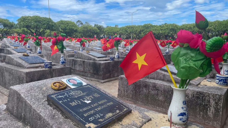 Phần mộ liệt sĩ sau khi được chỉnh trang - Ảnh: LT