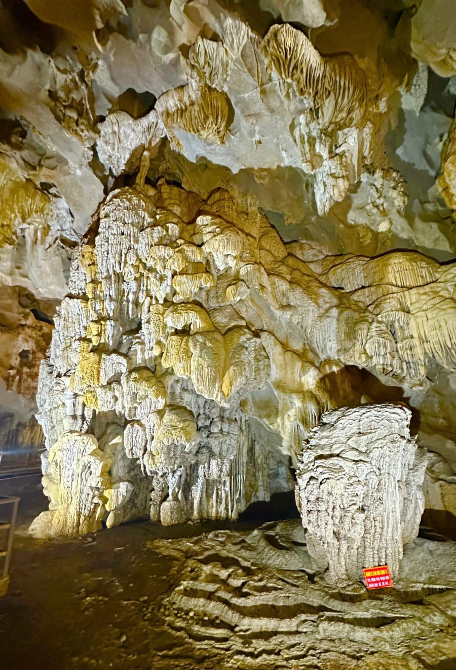 Thạch nhủ tuyệt đẹp trong hệ thống hang động ở Khu du lịch sinh thái Sơn Kiều - Ảnh: Nguyễn Hoàng