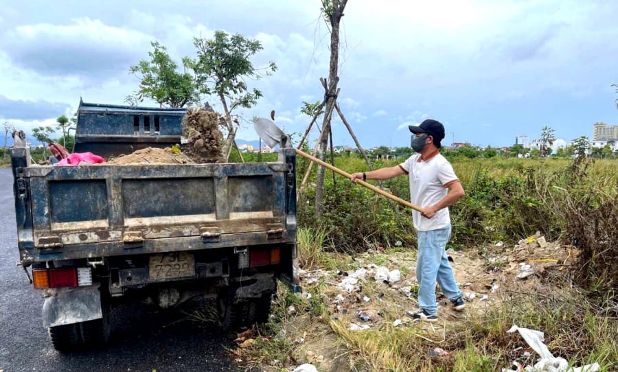 Buộc trường hợp vi phạm khắc phục hậu quả: Thu gom rác thải, vận chuyển đến bãi rác để cân, đổ đúng quy định và thực hiện nộp phạt - Ảnh: H.Tr.