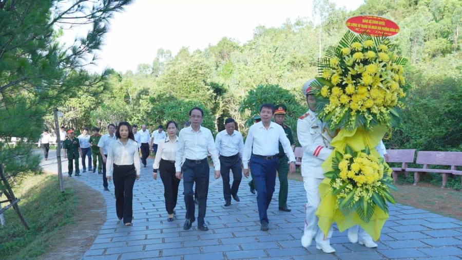 Đoàn đại biểu phường Đồng Hới đến dâng hương viếng mộ Đại tướng Võ Nguyên Giáp - Ảnh: P.V.