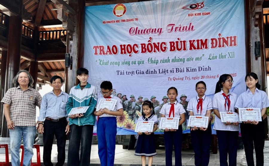 Học bổng Bùi Kim Đỉnh đã tiếp sức cho hàng trăm em học sinh nghèo vượt khó tại Quảng Trị - Ảnh: D.H