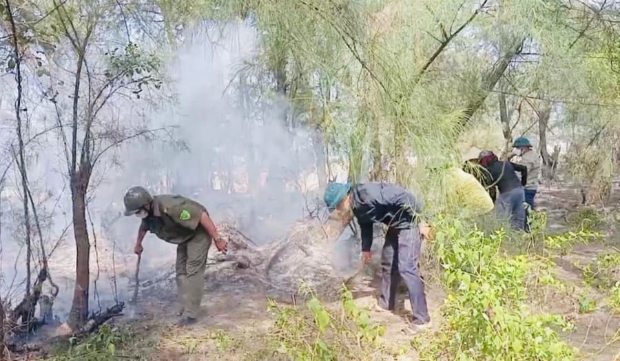 Đông đảo lực lượng chức năng được huy động khẩn cấp tham gia chữa cháy - Ảnh: K.H