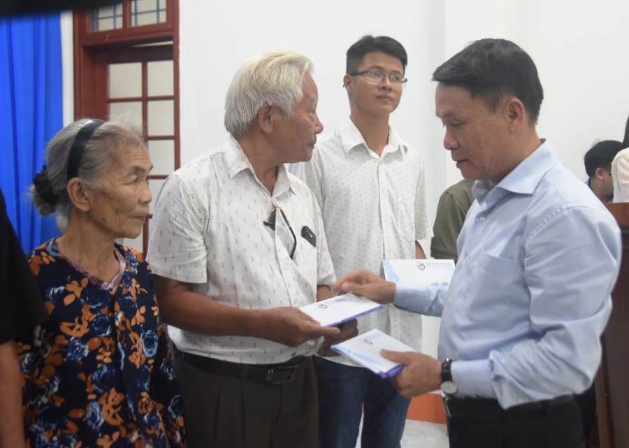 Đồng chí Nguyễn Đức Lợi, Phó Chủ tịch Thường trực Hội Nhà báo Việt Nam trao quà cho các gia đình chính sách tại xã Triệu Cơ - Ảnh: Đ.V
