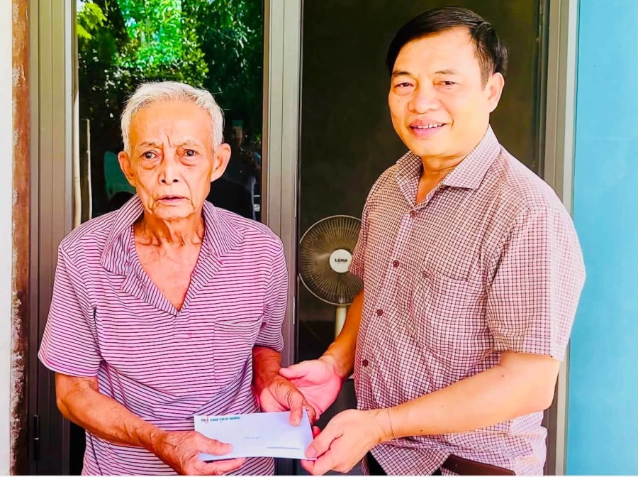 Đại diện lãnh đạo UBND xã Tân Thành trao quà cho người có công trên địa bàn - Ảnh: CTV