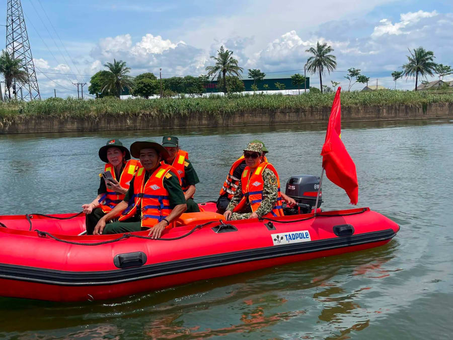 Cựu chiến binh trở lại thăm chiến trường xưa trên sông Thạch Hãn có một trải nghiệm đáng nhớ- Ảnh: Cano 0 đồng