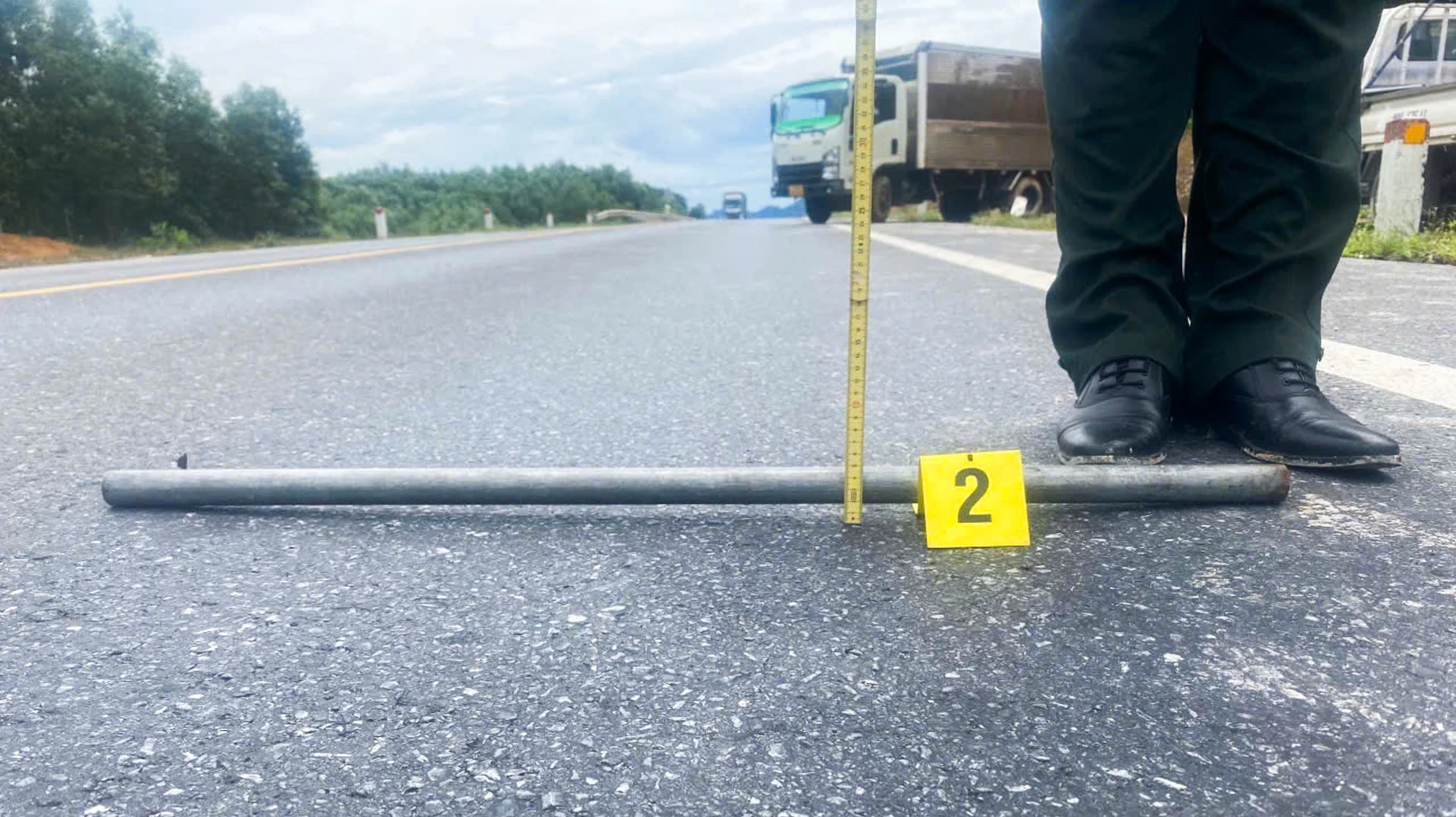 Mặt đường nhiều đoạn xuất hiện vệt hằn, lõm gây mất an toàn giao thông - Ảnh: L.T