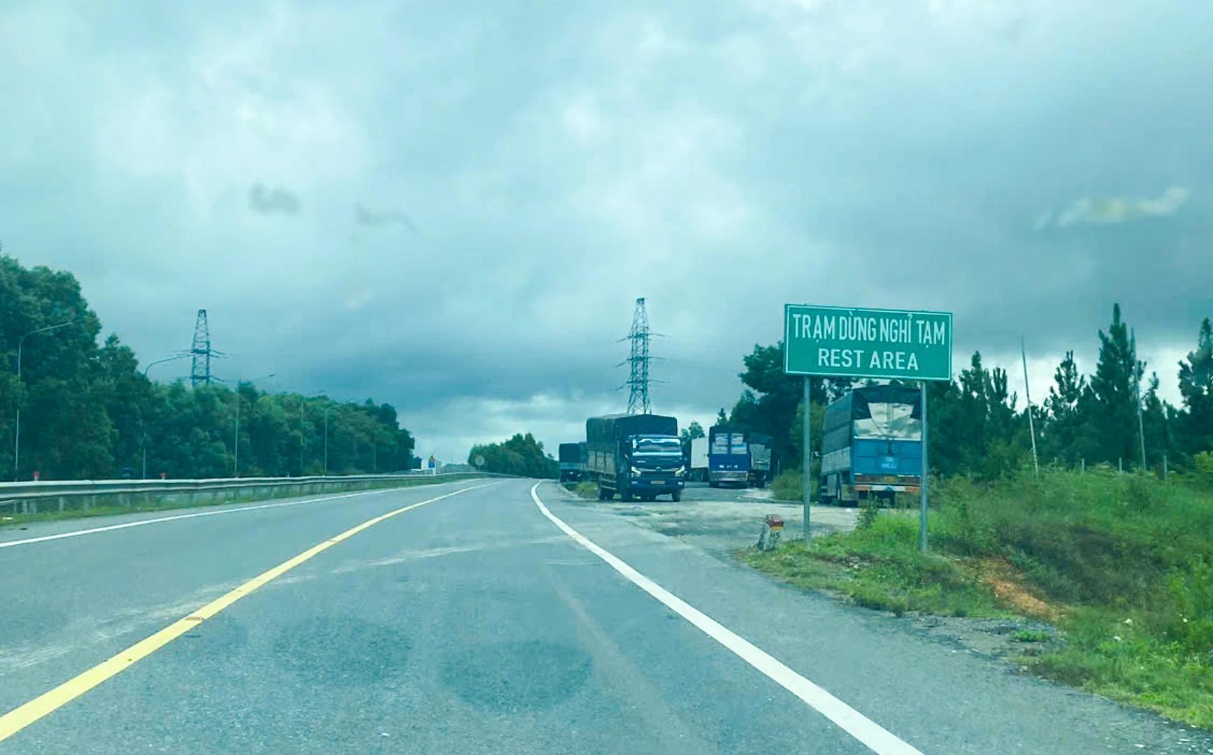 Các trạm dừng nghỉ tạm trên tuyến cao tốc Cam Lộ - La Sơn chưa được đầu tư đồng bộ, tồn tại nhiều điểm bất cập - Ảnh: L.T