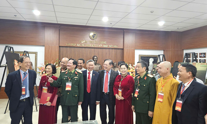 Các đại biểu tham quan gian trưng bày một số hình ảnh về cuộc đời và sự nghiệp của Đại tướng Võ Nguyên Giáp.