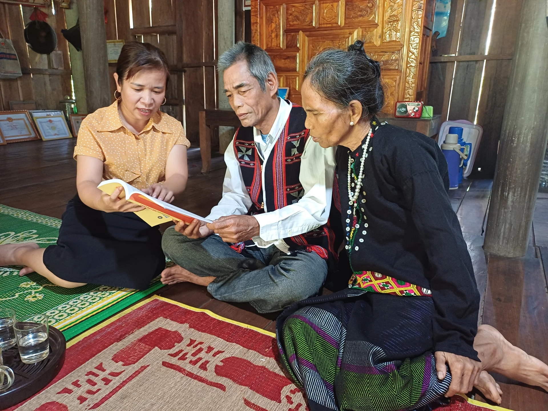 Cán bộ xã đến từng hộ gia đình tuyên truyền, phổ biến, giáo dục pháp luật cho người dân - Ảnh: T.L