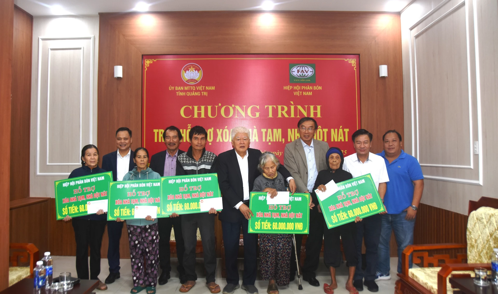 Hiệp hội Phân bón Việt Nam trao hỗ trợ chương trình xóa nhà tạm, nhà dột nát cho hộ nghèo trên địa bàn tỉnh Quảng Trị - Ảnh: ĐV