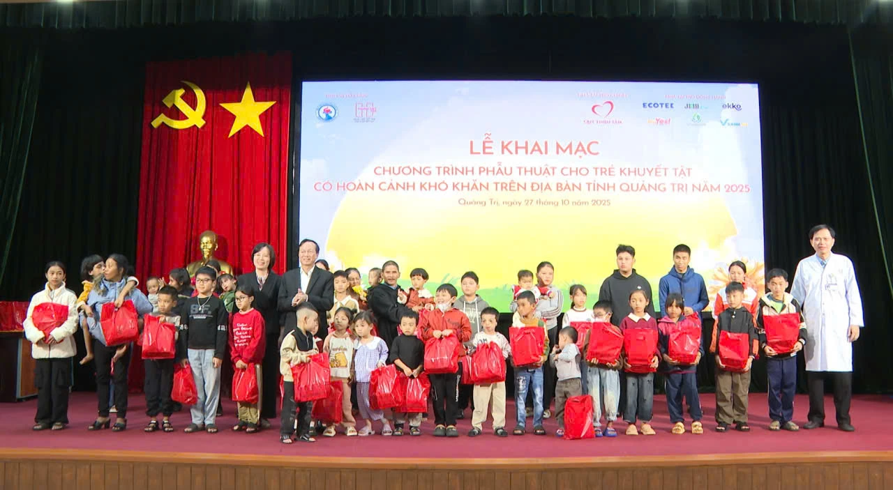 Ban tổ chức chương trình tặng quà cho trẻ em khuyết tật có hoàn cảnh khó khăn - Ảnh: QN