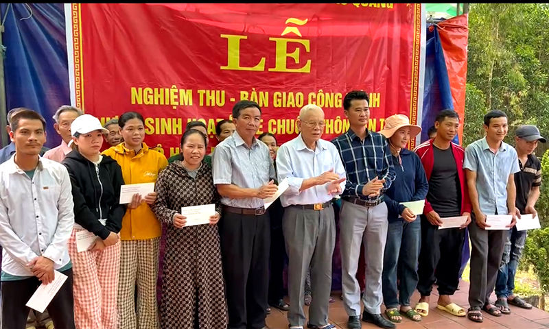 Con cháu cụ Mai Lượng bên lăng mộ.