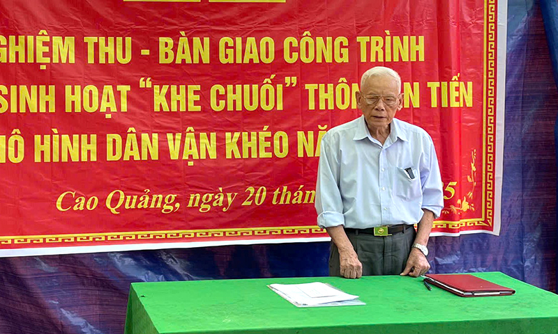 Đồng chí Trung tướng Mai Xuân Vĩnh, chắt nội cụ Mai Lượng bên ngôi mộ tại xã Cao Quảng (Tuyên Hóa).