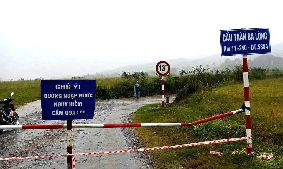 Chính quyền địa phương đặt biển báo cấm qua lại cầu tràn Ba Lòng để bảo đảm an toàn.