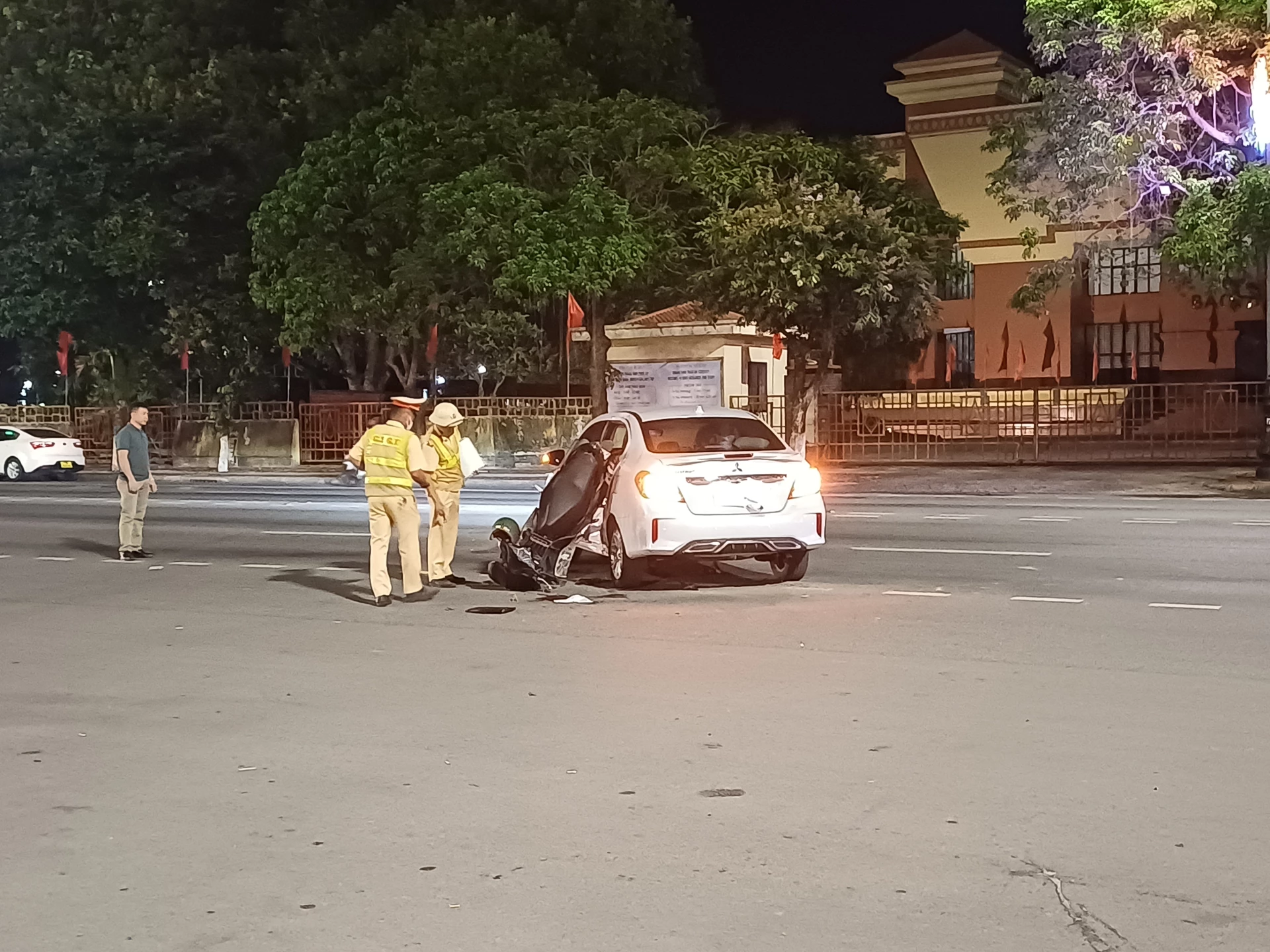 Lực lượng chức năng xử lý vụ tai nạn giao thông tại phường Đồng Hới- Ảnh: T.L