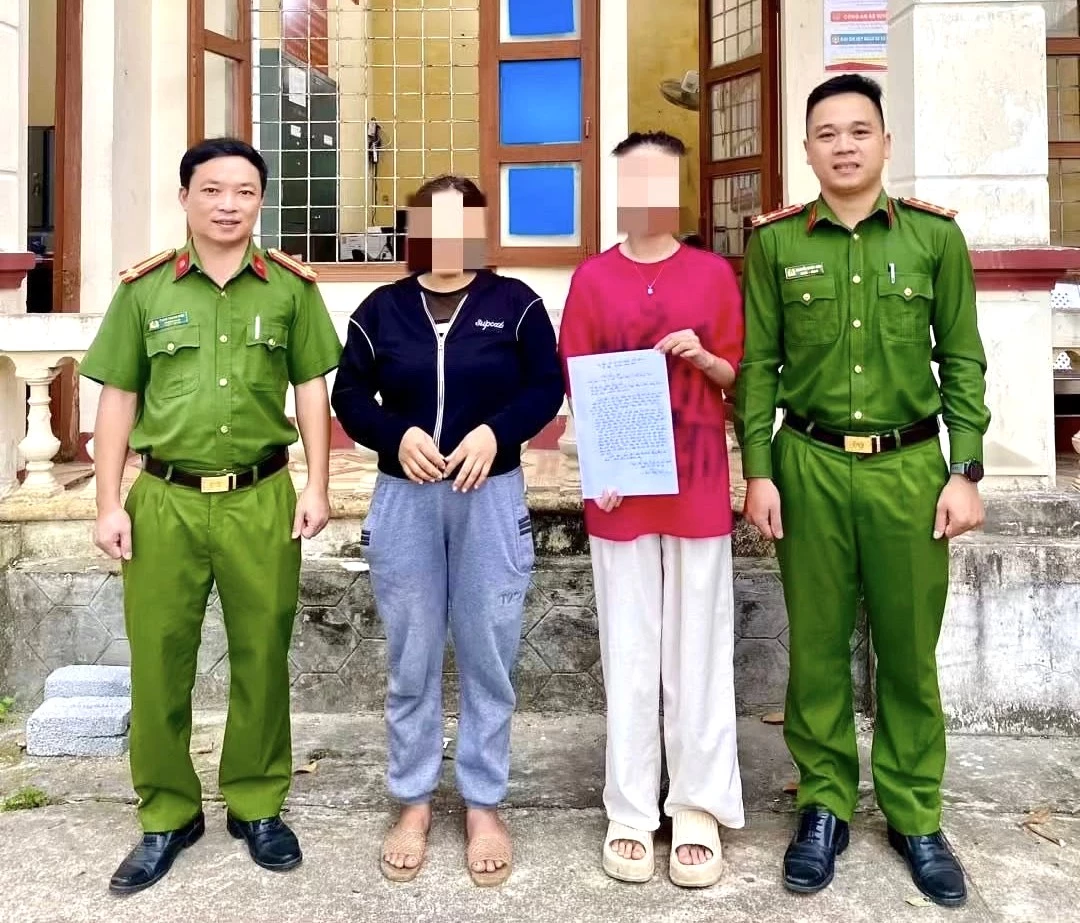 Chị V cùng gia đình gửi lời cảm ơn đến lực lượng Công an xã Tuyên Phú - Ảnh: T.Đ