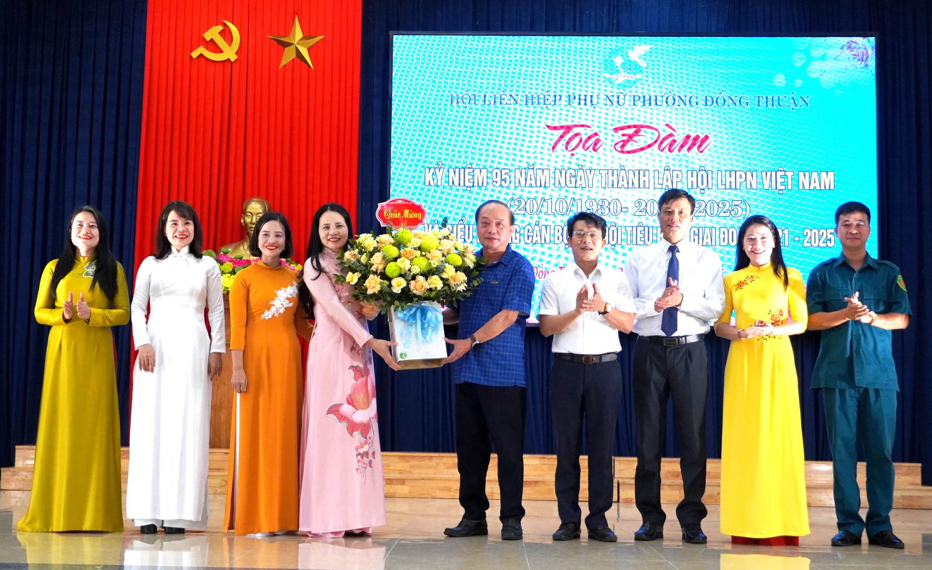 Đại diện lãnh đạo phường Đông Thuận tặng hoa chúc mừng Hội LHPN phường. Ảnh: H.Tr