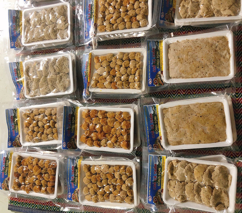 Chả cá trắm sông Son được đóng gói để tiêu thụ.