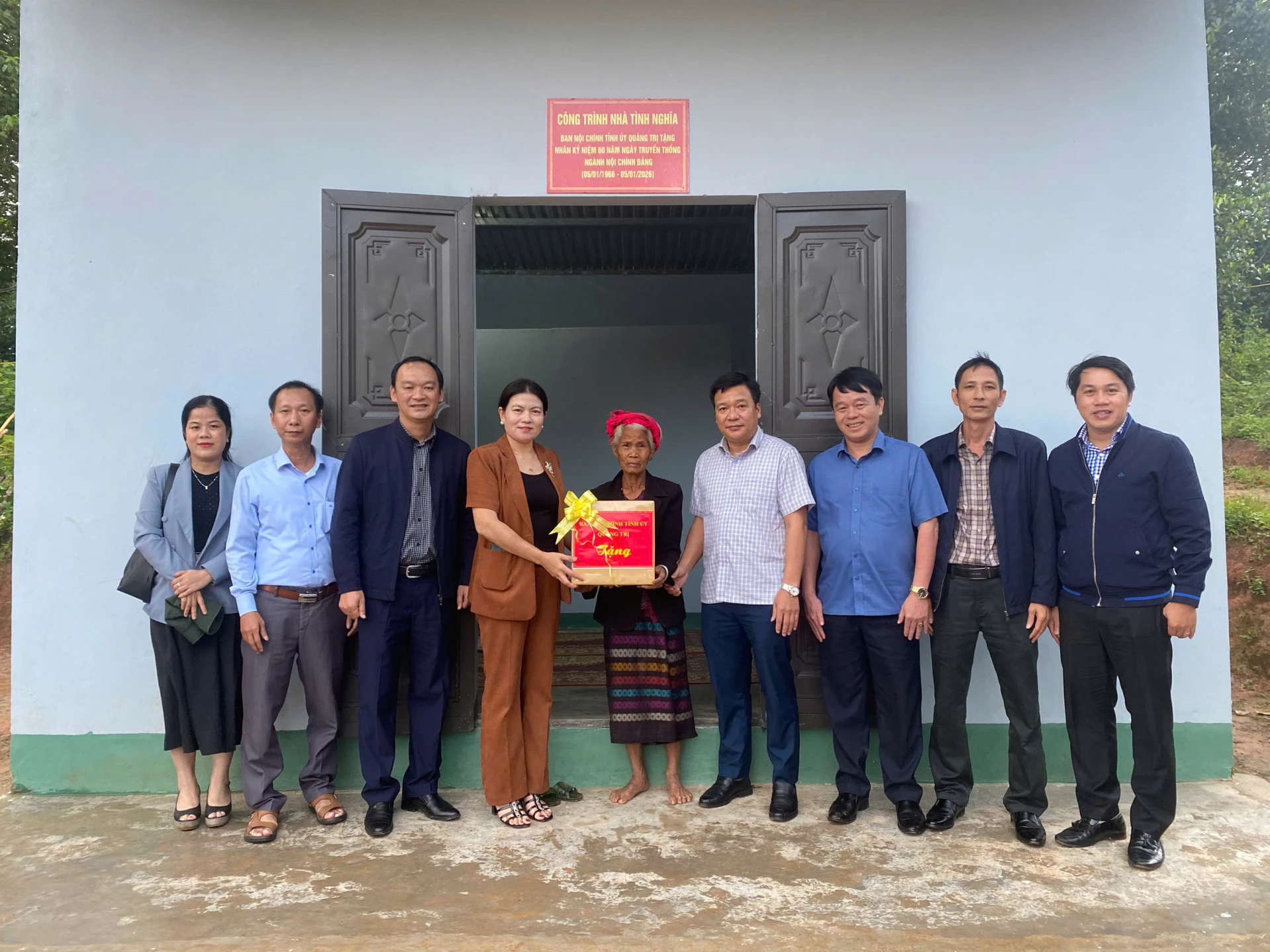 Ban Nội chính Tỉnh ủy trao quà hỗ trợ gia đình Bà Hồ Thị Mừn tại xã Hướng Phùng