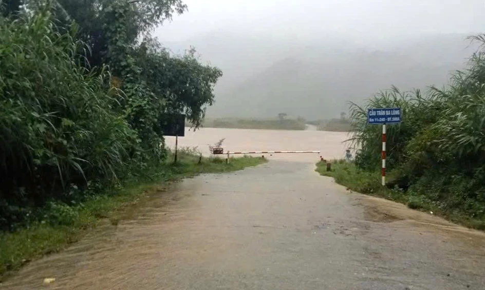 Nhiều tuyến đường giao thông trên địa bàn tỉnh Quảng Trị ngập lụt do ảnh hưởng bão số 12 - Ảnh: CTV