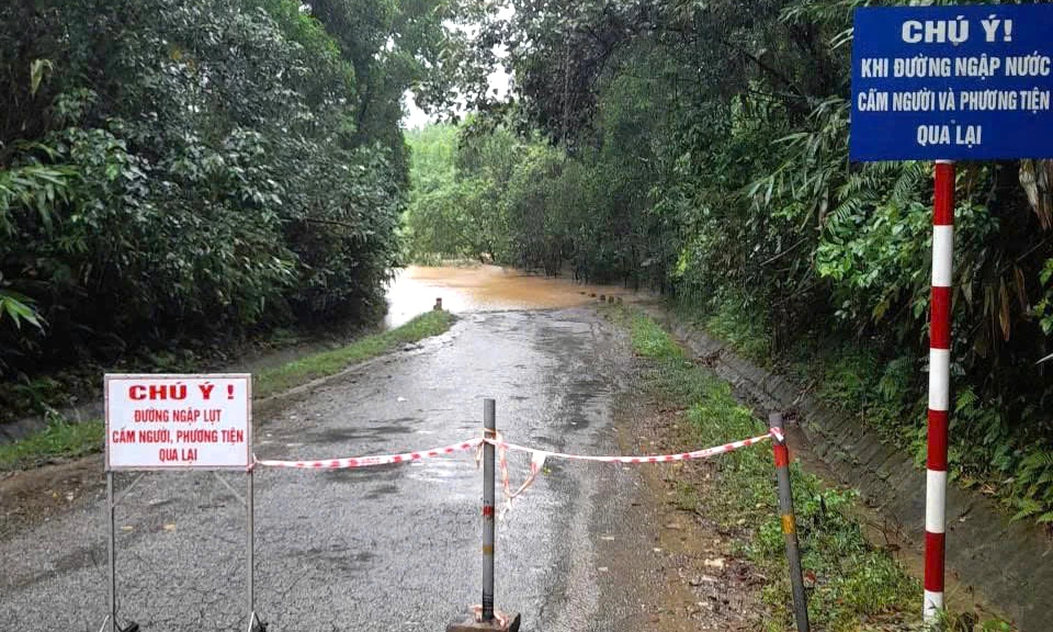 Tại các điểm ngập lụt, chính quyền địa phương đã tổ chức lập rào chắn và đặt biển báo nguy hiểm nhằm đảm bảo an toàn cho người dân - Ảnh: CTV