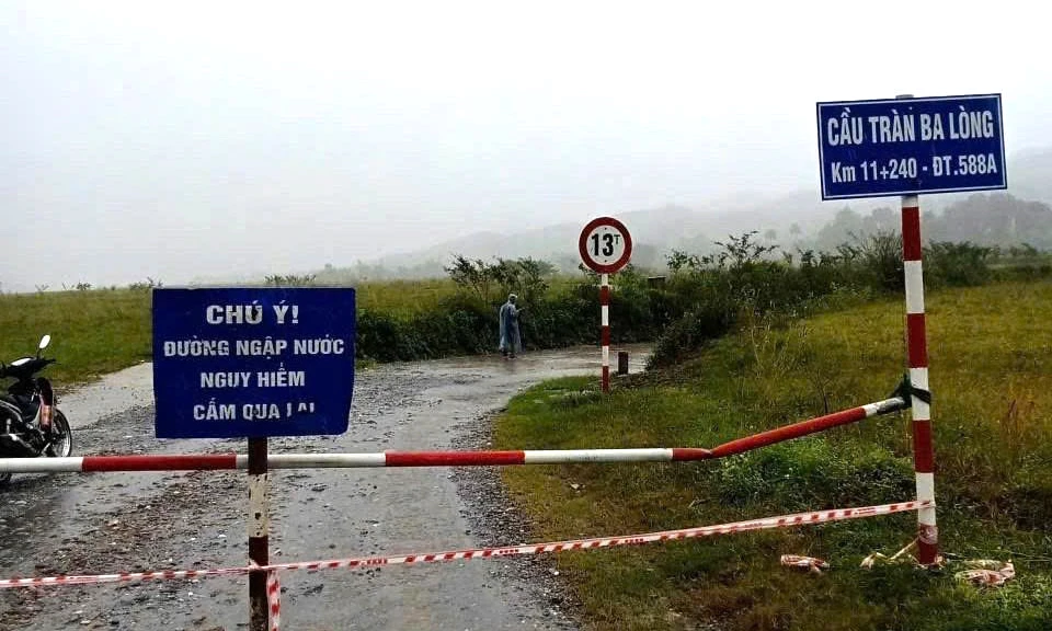 Lập rào chắn cảnh báo tại khu vực ngập lụt