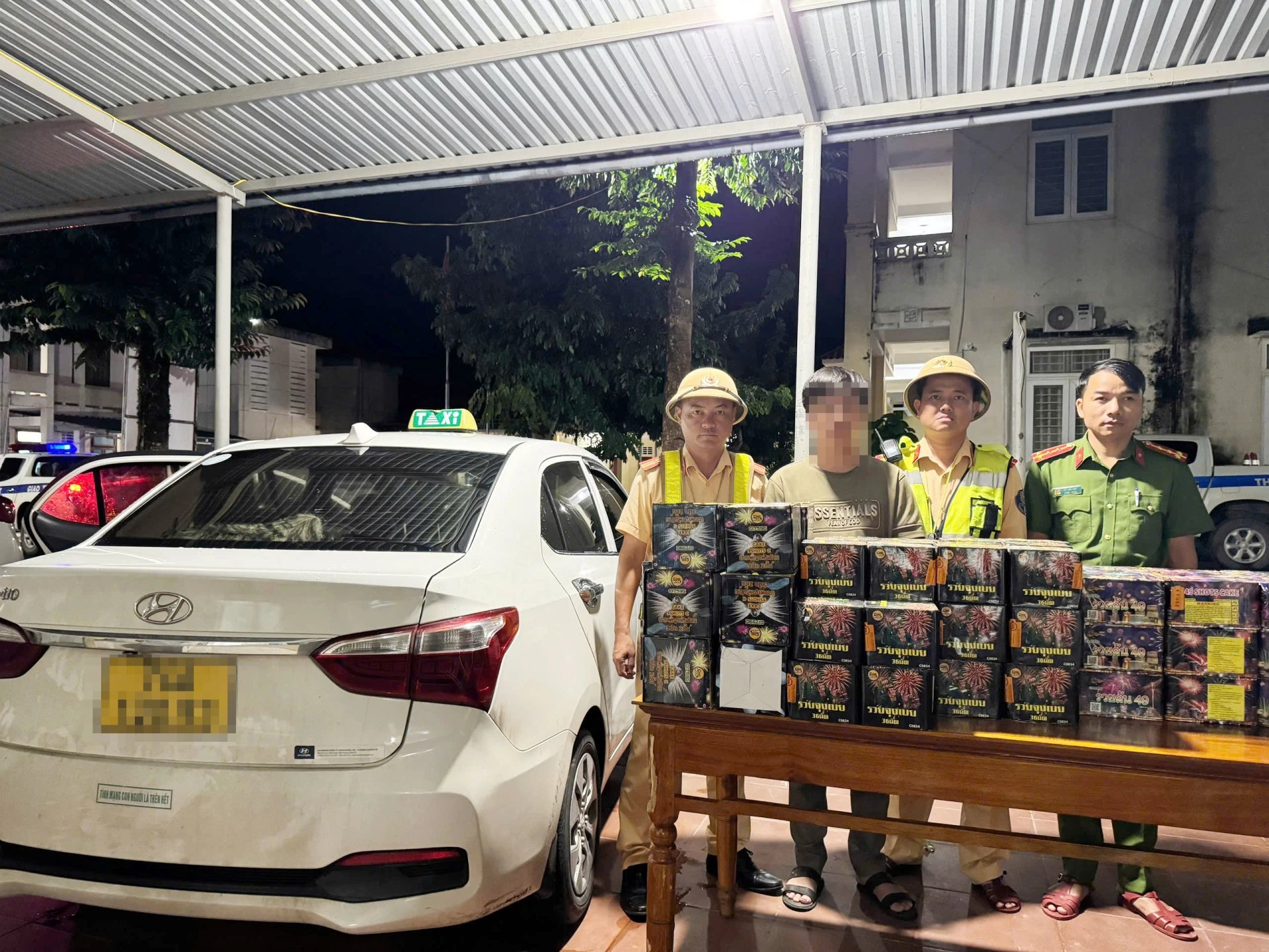 Đối tượng B.Q.H bị bắt giữ cùng tang vật 111kg pháo nổ - Ảnh: L.T