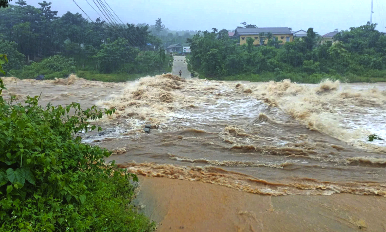 Hiện trạng nhiều tuyến đường giao thông đang bị ngập lụt nghiêm trọng, gây chia cắt cục bộ - Ảnh: CTV