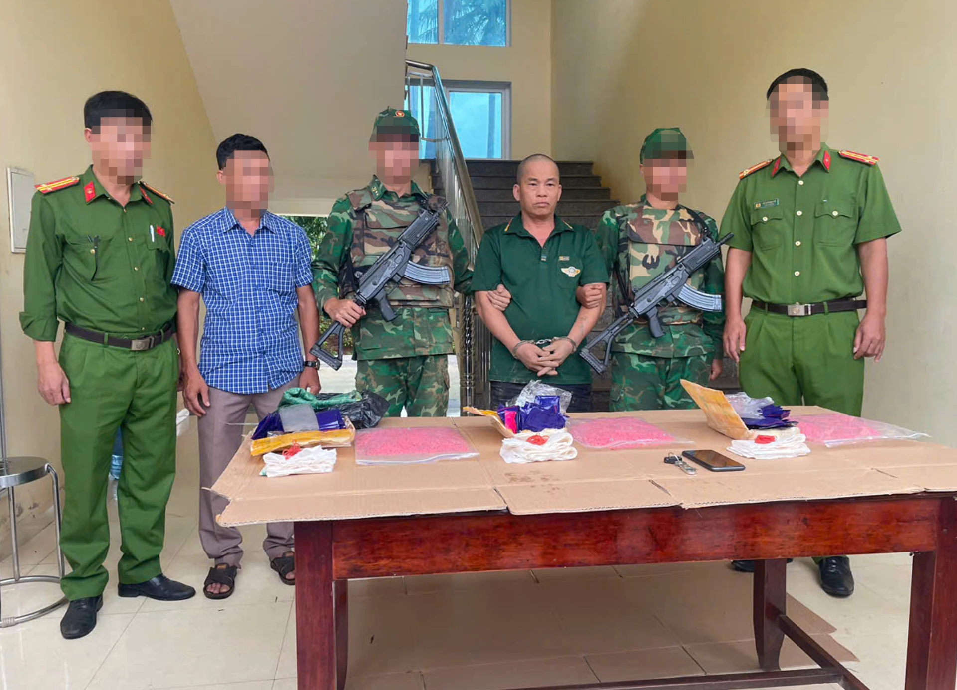 Đối tượng Nguyễn Ngọc Lân cùng tang vật 18.000 viên ma túy tổng hợp bị lực lượng chức năng phối hợp bắt giữ tại khu vực biên giới - Ảnh: H.N