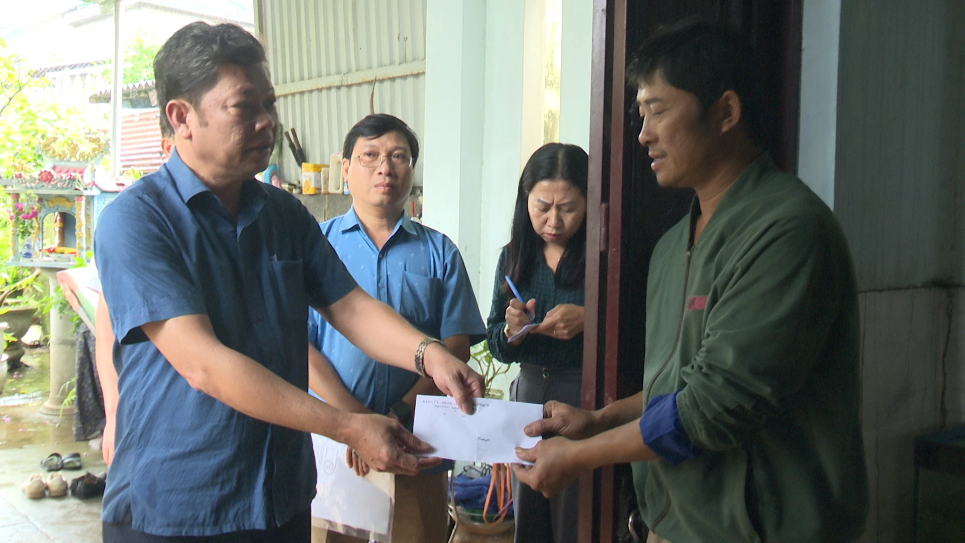 lãnh đạo phường Nam Đông Hà đã đến thăm hỏi, động viên và trao tiền hỗ trợ 5 triệu đồng cho gia đình ông Hào Ảnh: HP