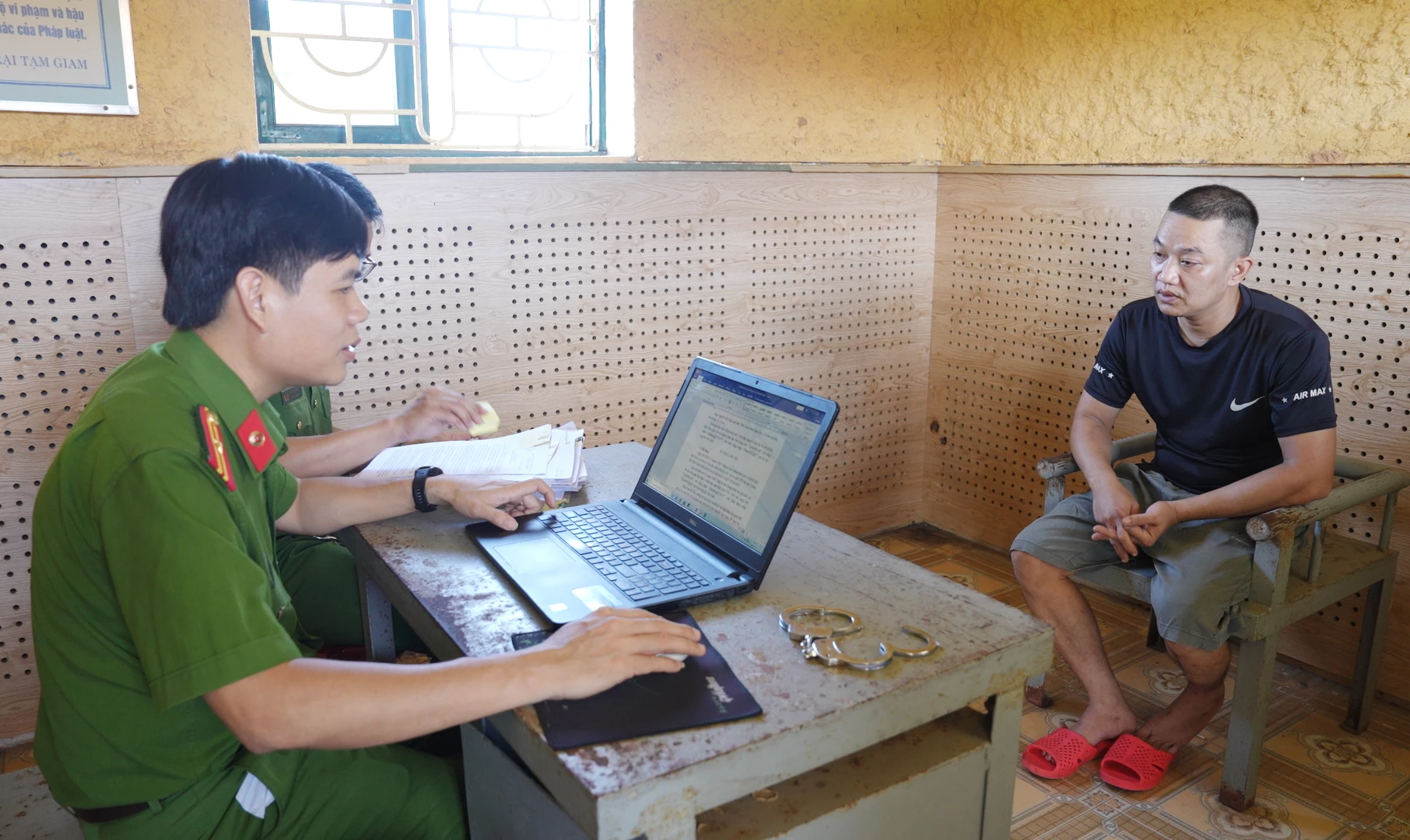 Đối tượng Nguyễn Văn Tuấn tại cơ quan điều tra - Ảnh: Q.V