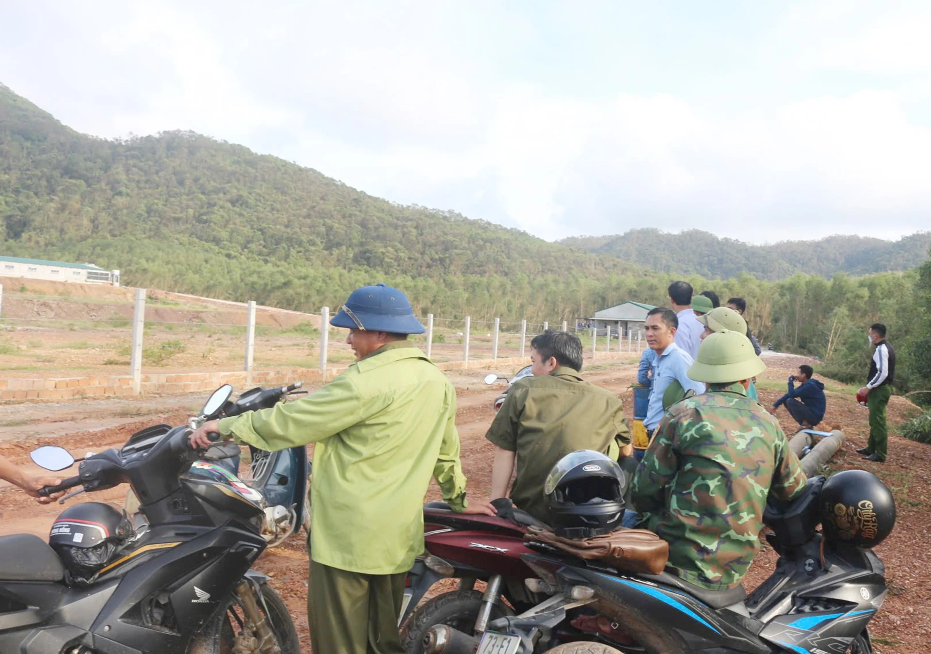 Các lực lượng chức năng ở xã Phú Trạch vào cuộc kiểm tra khi có phản ánh Dự án Trang trại chăn nuôi lợn thịt công nghệ cao tại thôn Bưởi Rỏi có hành vi vi phạm trong bảo vệ môi trường.