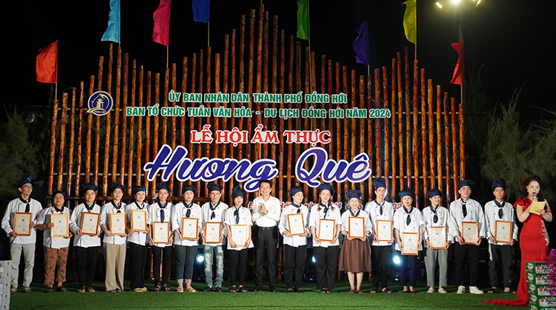 Chủ tịch UBND TP. Đồng Hới Hoàng Ngọc Đan trao giấy chứng nhận tham gia lễ hội ẩm thực “Hương quê” cho các hộ kinh doanh.