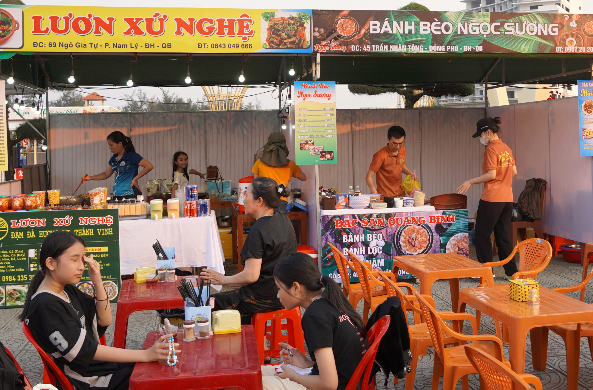 Gian hàng bánh bèo, bánh lọc… phục vụ du khách.