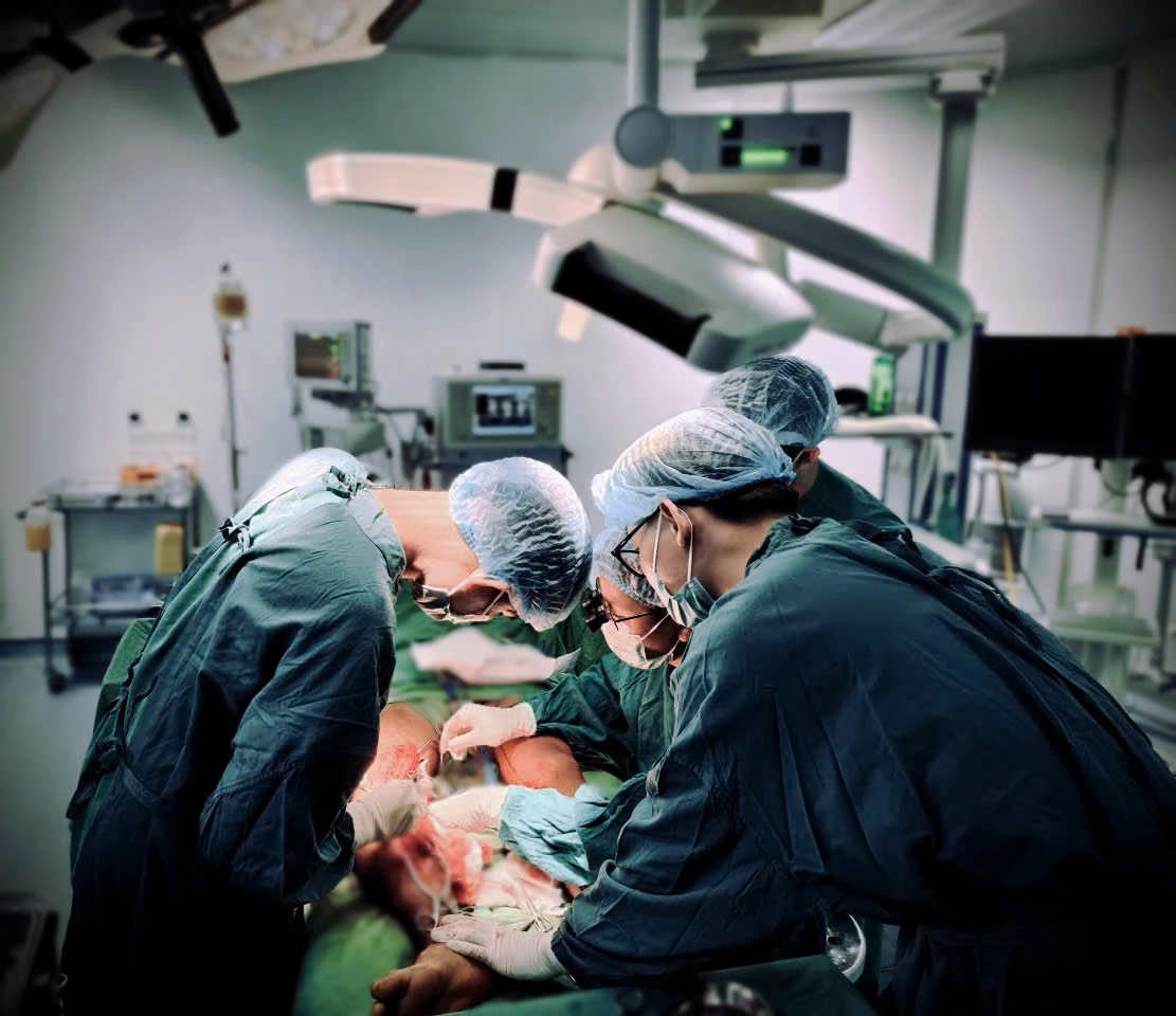 Hình ảnh minh họa ca đại phẫu bắc cầu động mạch khoeo, thành công giữ lại chi dưới cho bệnh nhân 17 tuổi – Nguồn: Bệnh viện Đa khoa tỉnh Quảng Trị